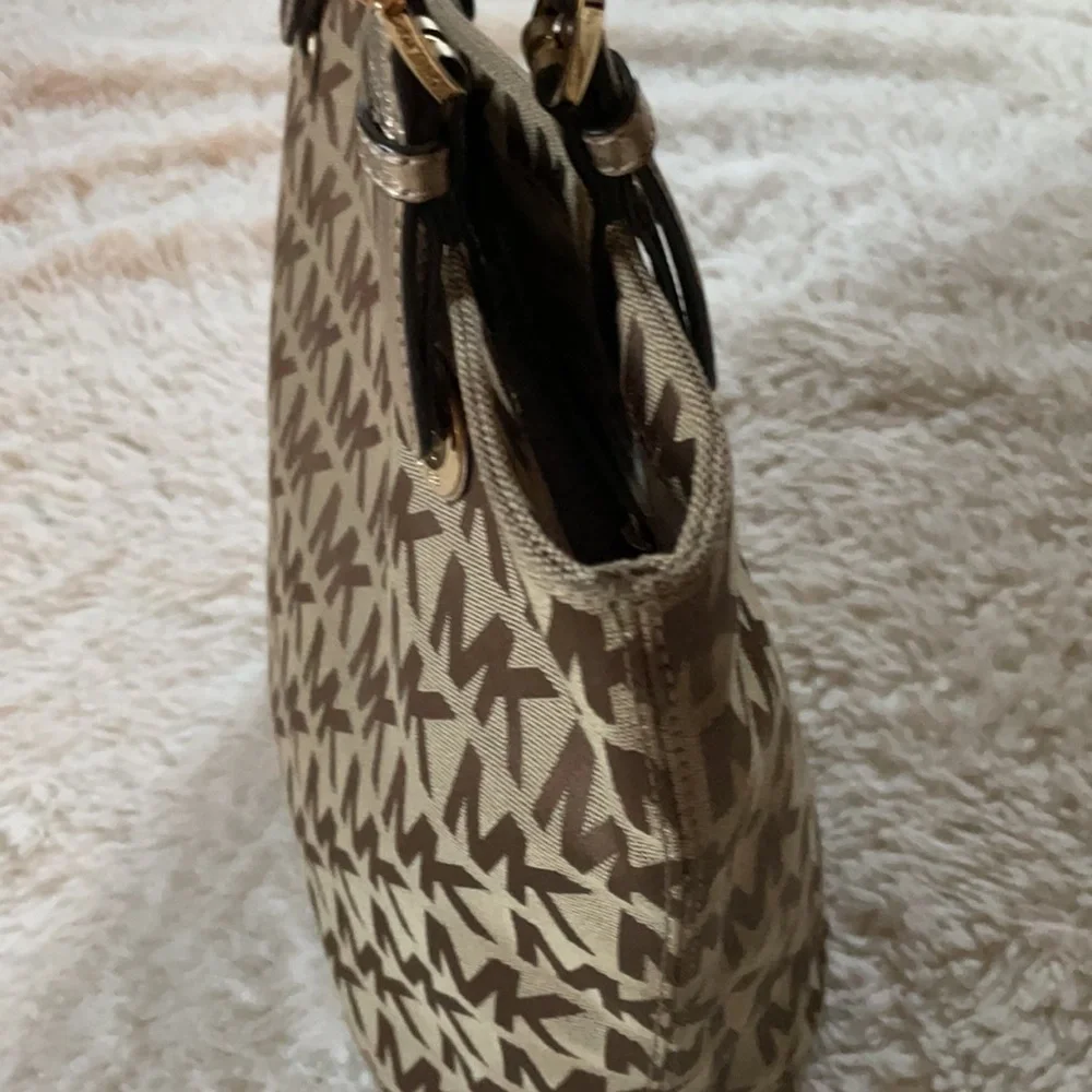 MICHAEL KORS BEIGE CAMEL GOLD SIGNATURE HANDBAG MD TOTE - Picture 3 of 16